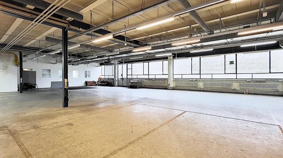 "Grosszügige Lagerfläche mit 4.6 m Deckenhöhe - ca. 400 m2 in Hombrechtikon"