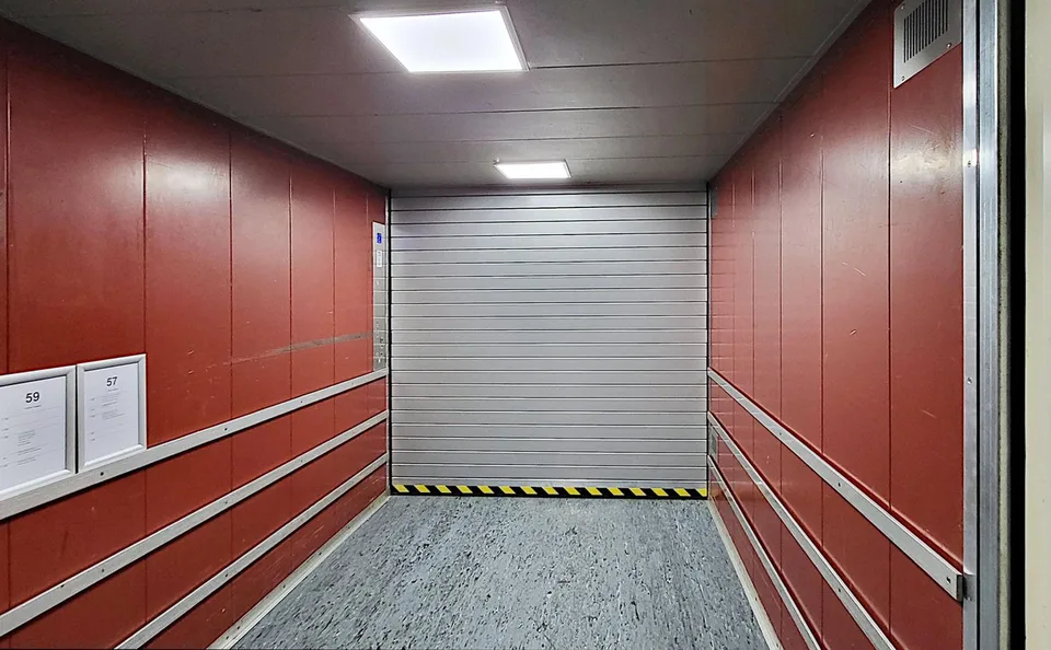 "Grosszügige Lagerfläche mit 4.6 m Deckenhöhe - ca. 400 m2 in Hombrechtikon"
