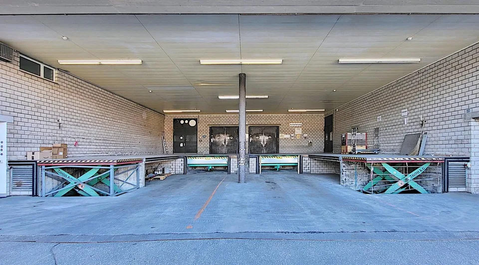 Spazio commerciale entusiasmante nel seminterrato con molta luce naturale!