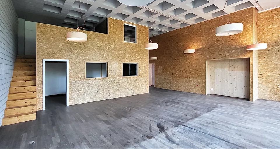 Spazio al piano terra entusiasmante con consegna e soffitti alti!