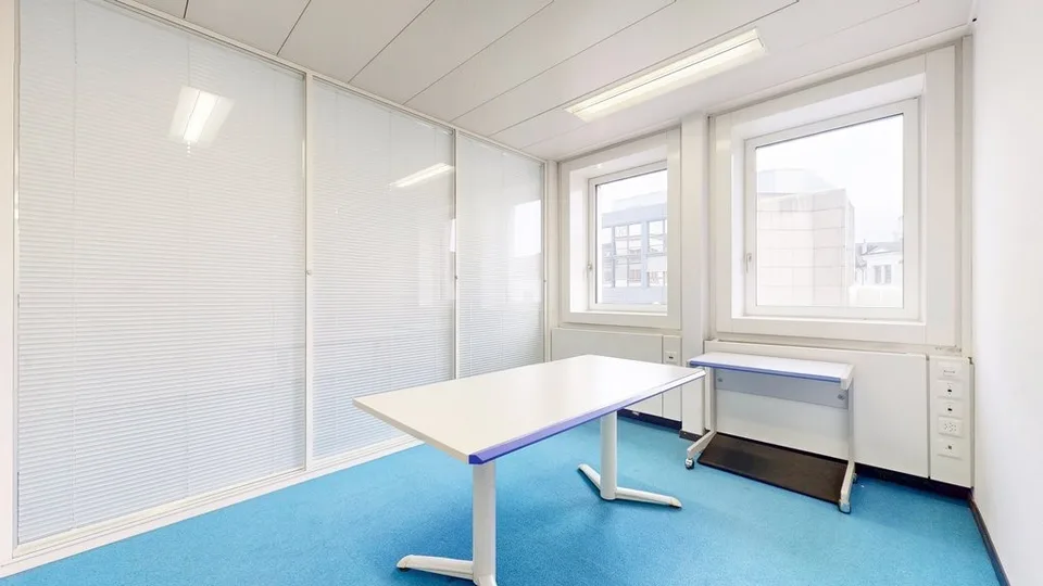 Spazio per uffici/pratica altamente connesso con un alto passaggio pedonale