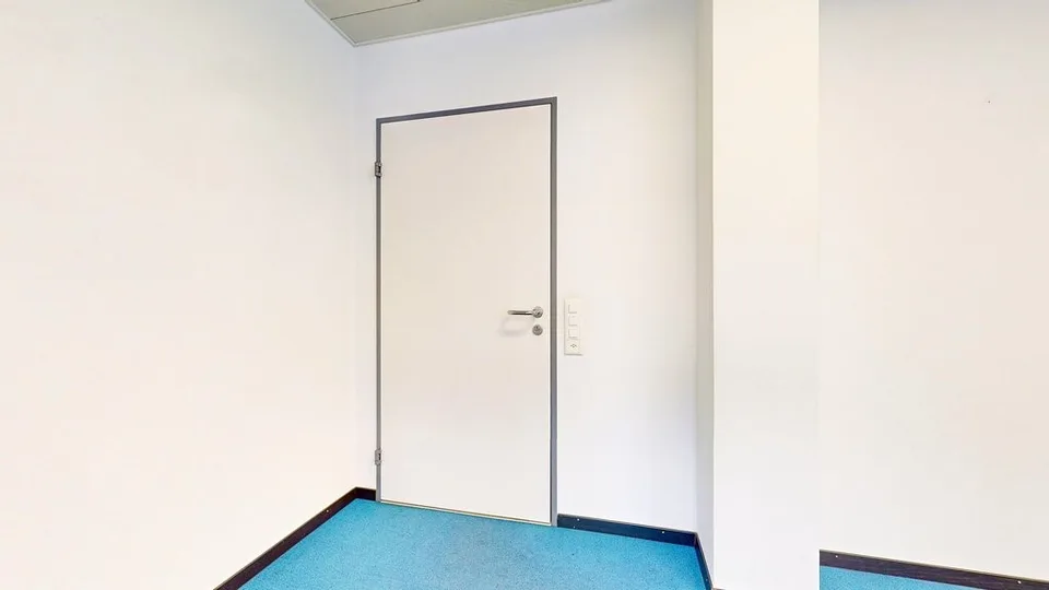 Spazio per uffici/pratica altamente connesso con un alto passaggio pedonale