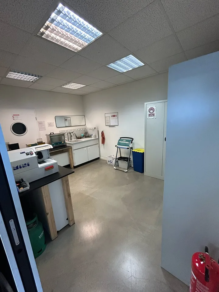 234m2 di laboratorio al 1° piano del CTN 18 a Plan-les-Ouates. Completamente ristrutturato