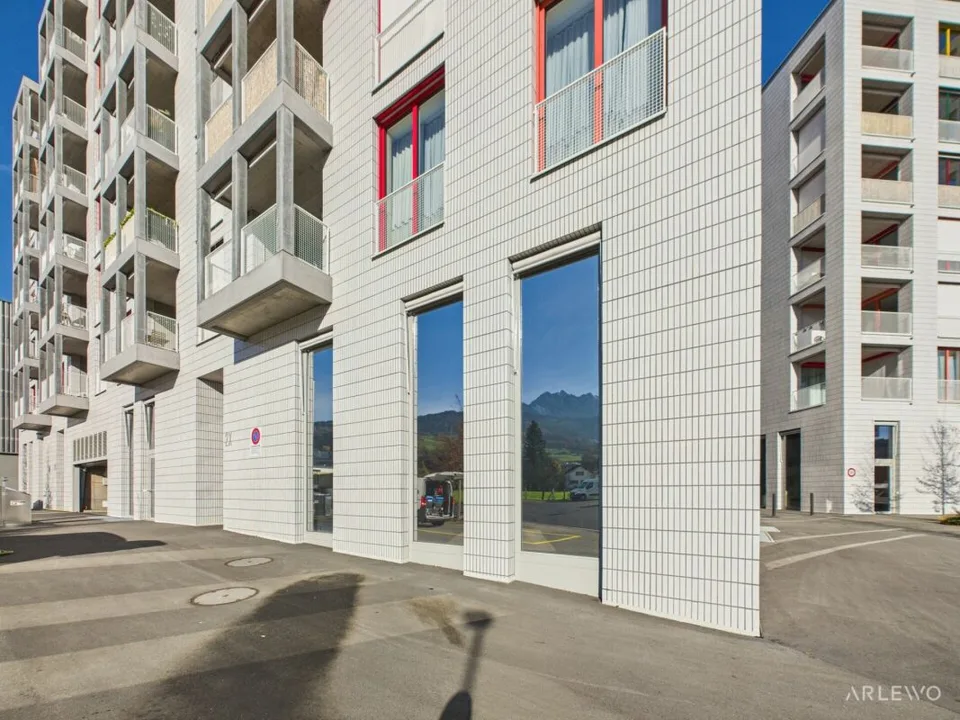 Spazi commerciali flessibili al piano terra nel moderno quartiere di Nidfeld