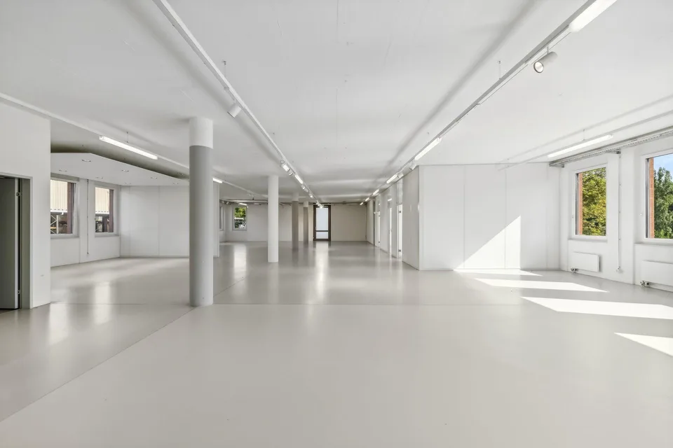 helle Büroräume mit grosszügigem Open Space