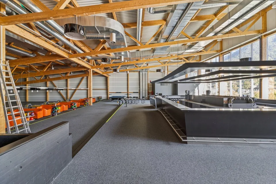 Grundfläche 1867 m2 – Höhe 4m – Modulierbar – Nähe zu Einkaufsmöglichkeiten