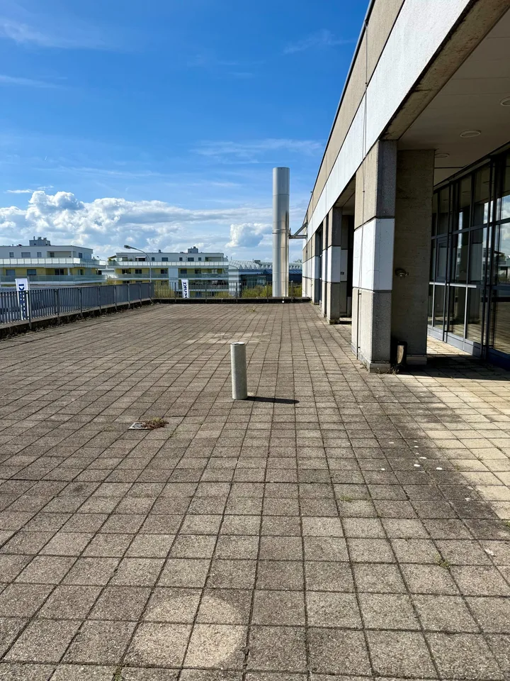 Modern office space with high, light-flooded rooms and terrace in the industrial area of Arbon