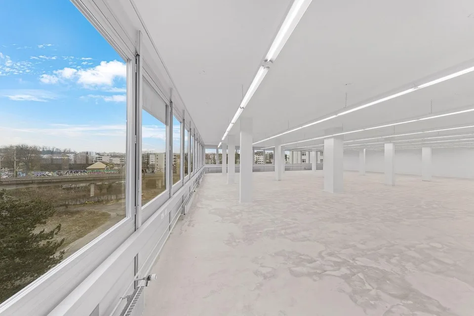 Ampio spazio commerciale con un carico di pavimento di 1.000 kg/m²!