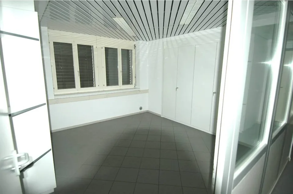 Spazio ufficio/pratica flessibile con parcheggio a Grenchen, 194 m²