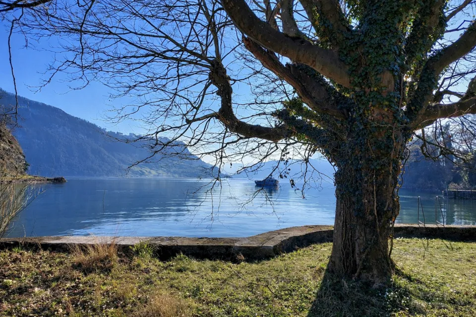 Proprietà per intenditori con giardino e accesso al lago