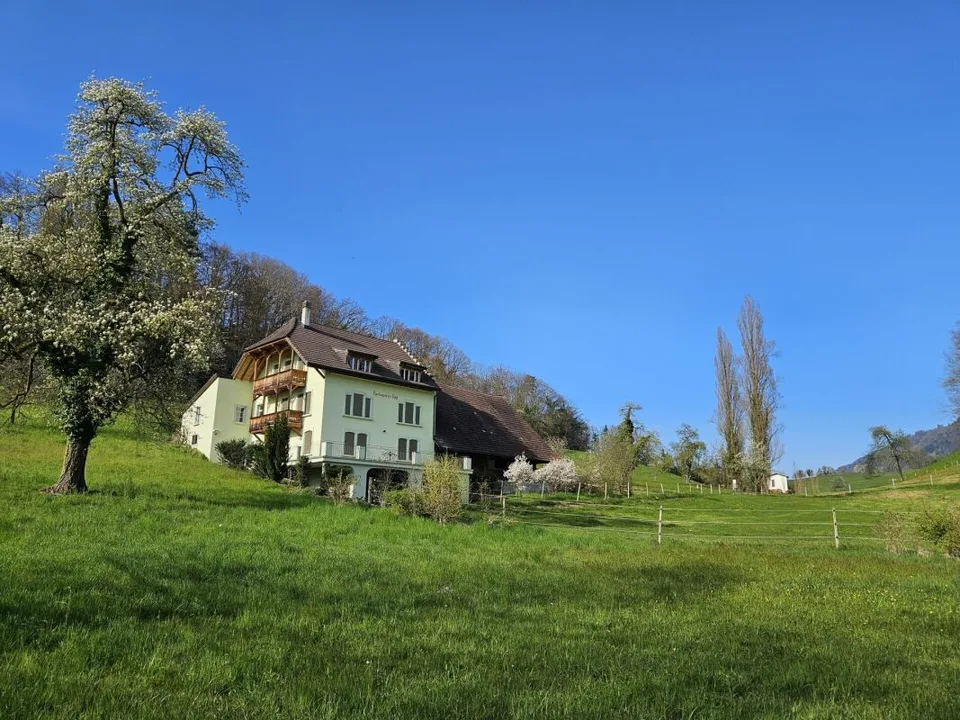 Proprietà per intenditori con giardino e accesso al lago
