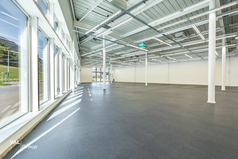 Moderna sala commerciale nel mercato al dettaglio 'Dreispitz'