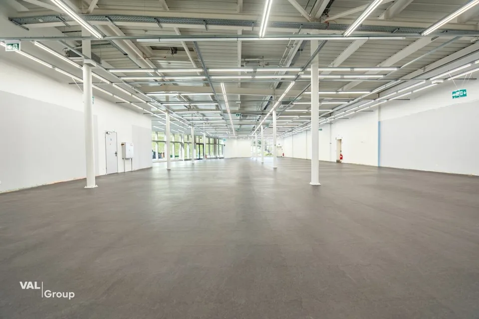 Moderna sala commerciale nel mercato al dettaglio 'Dreispitz'