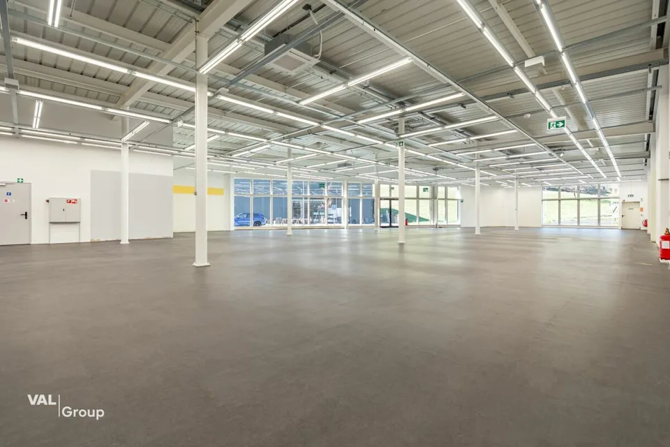 Moderna sala commerciale nel mercato al dettaglio 'Dreispitz'