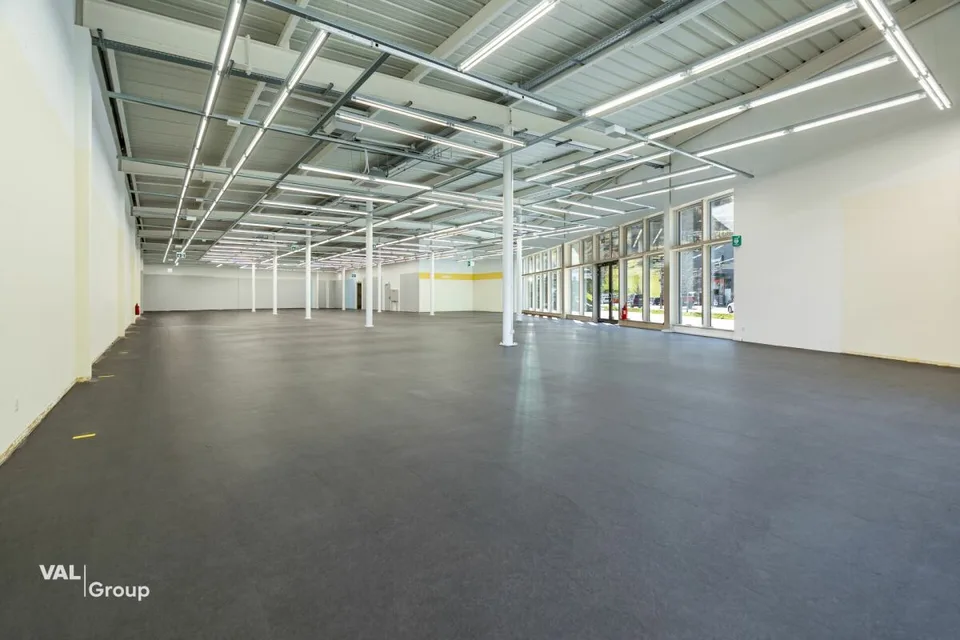 Moderna sala commerciale nel mercato al dettaglio 'Dreispitz'