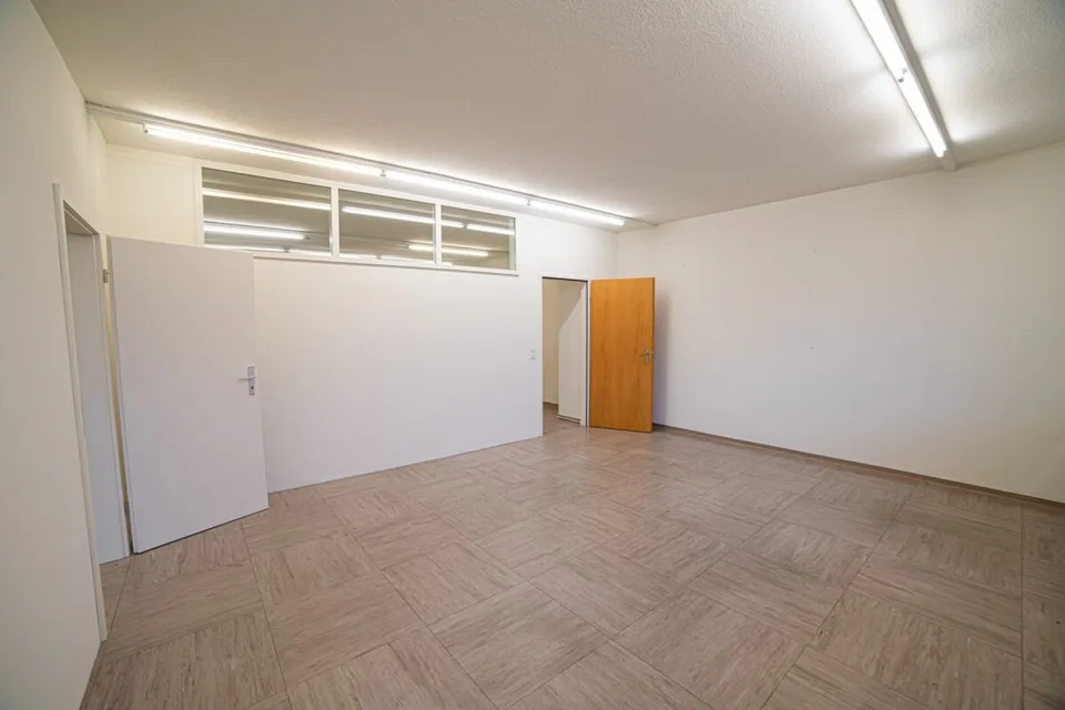 Office on the 2nd floor with practical room layout