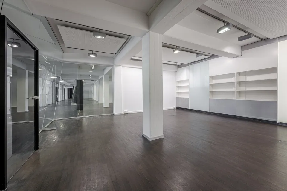 Espace de bureau et d'exposition représentatif avec des avantages imbattables