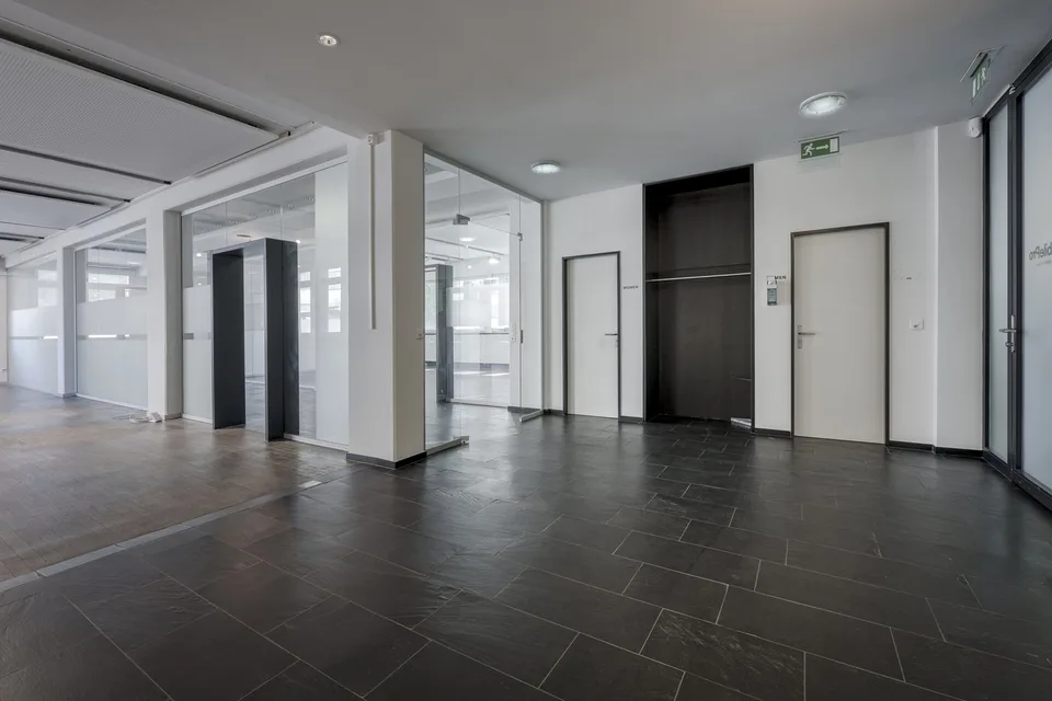 Espace de bureau et d'exposition représentatif avec des avantages imbattables