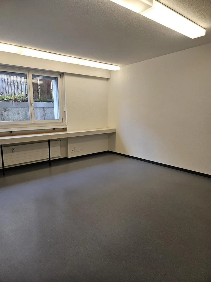 Bureau / Salles de pratique près de la gare avec aménagement flexible des pièces