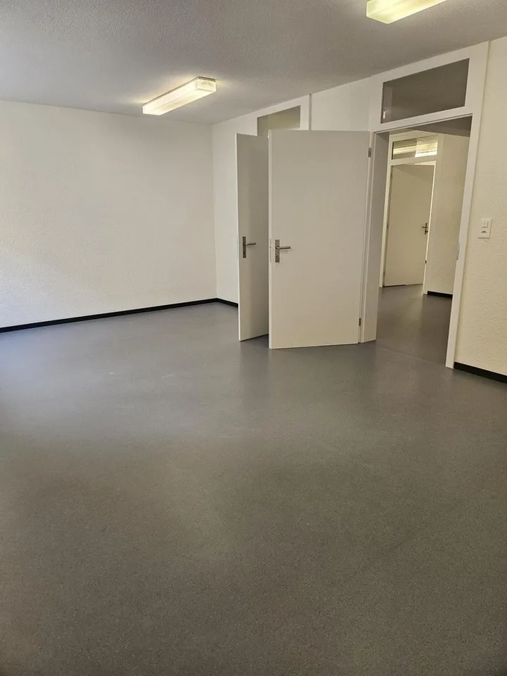 Bureau / Salles de pratique près de la gare avec aménagement flexible des pièces