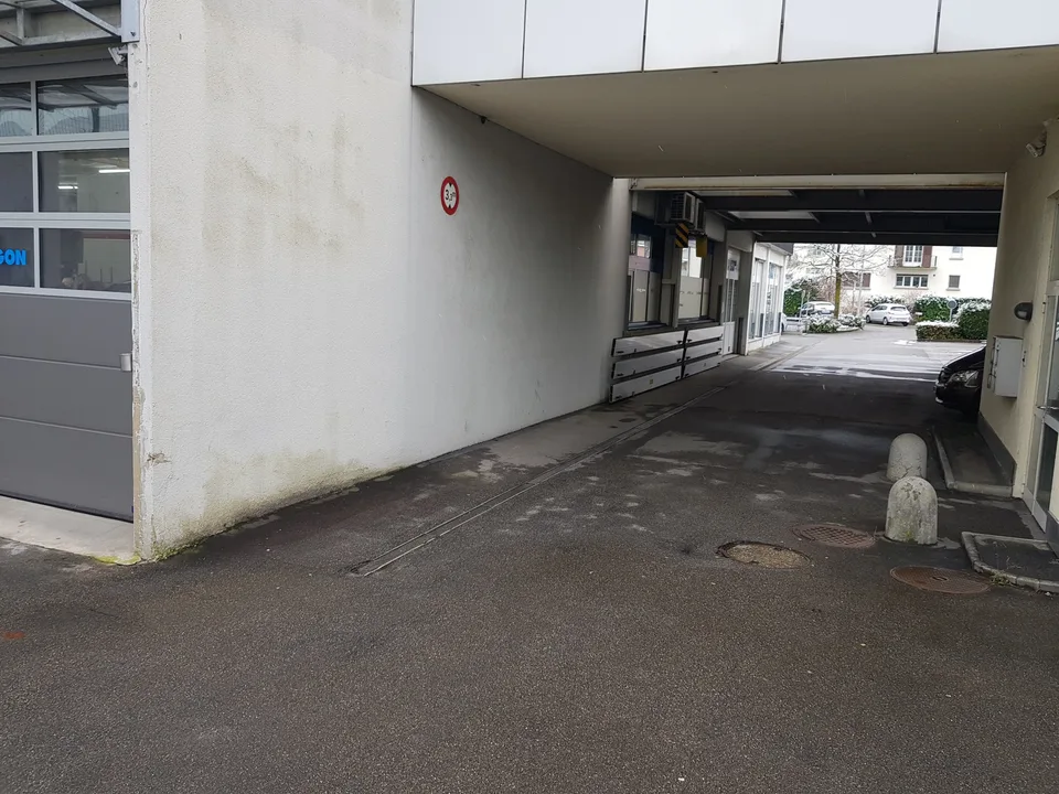 287m² Bureau, Espace de Stockage ou de Production au Rez-de-Chaussée