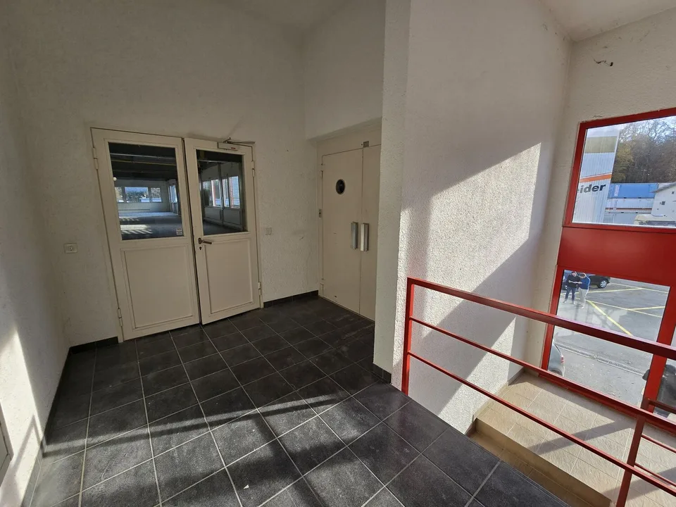 Fläche von 555m2 - Showroom - Büros oder Räume