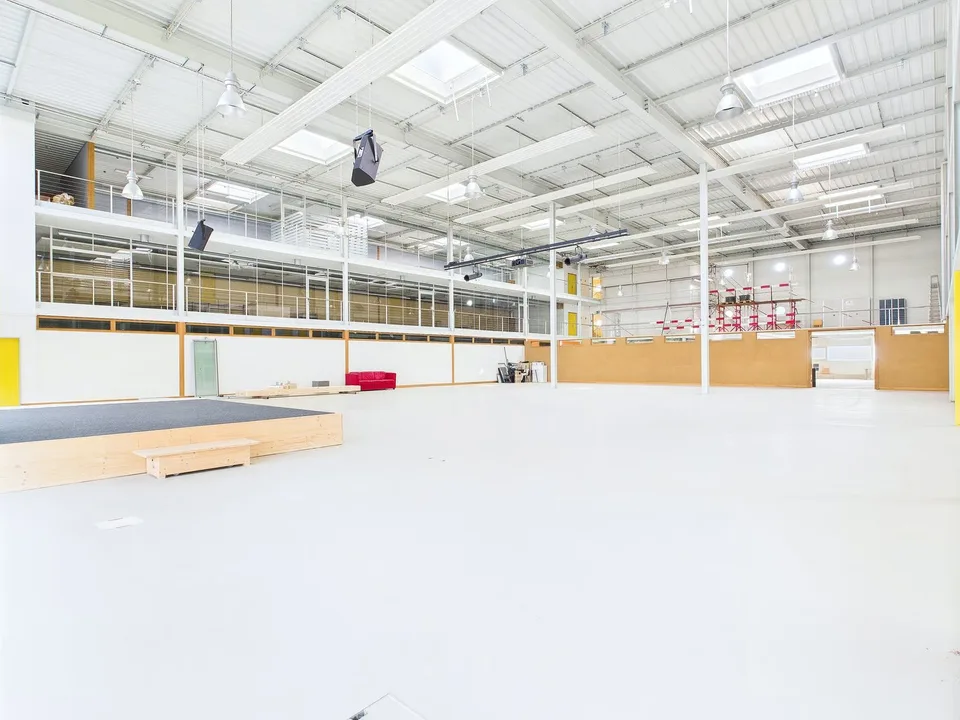 Spazio commerciale e ufficio al piano terra nel quartiere industriale – foto 7 di 13