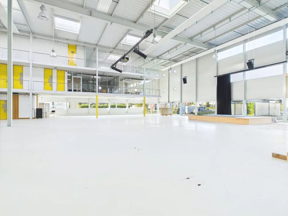 Spazio commerciale e ufficio al piano terra nel quartiere industriale – foto 3 di 13