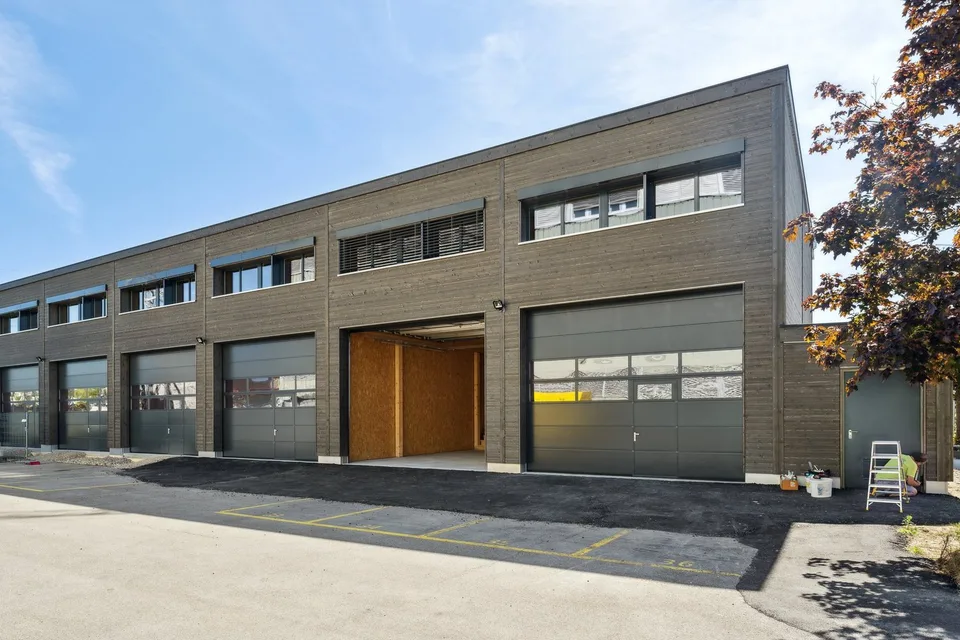 Moderne Gewerbeboxen in Studen – Flexibel und ideal gelegen