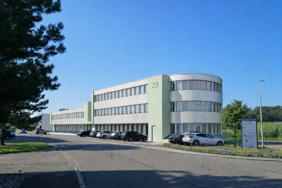 Spazi top modernizzati con potenziale di espansione in una posizione strategicamente buona