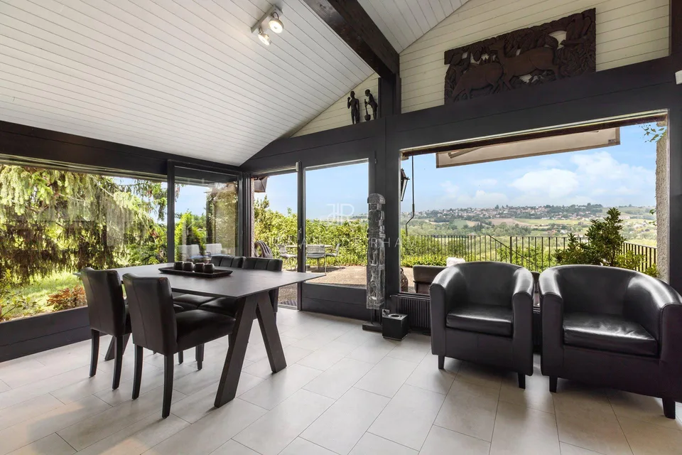 AVULLY: Magnificent renovated house with a view