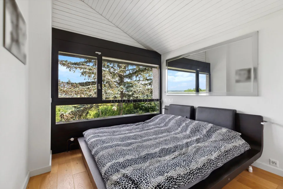 AVULLY: Magnificent renovated house with a view