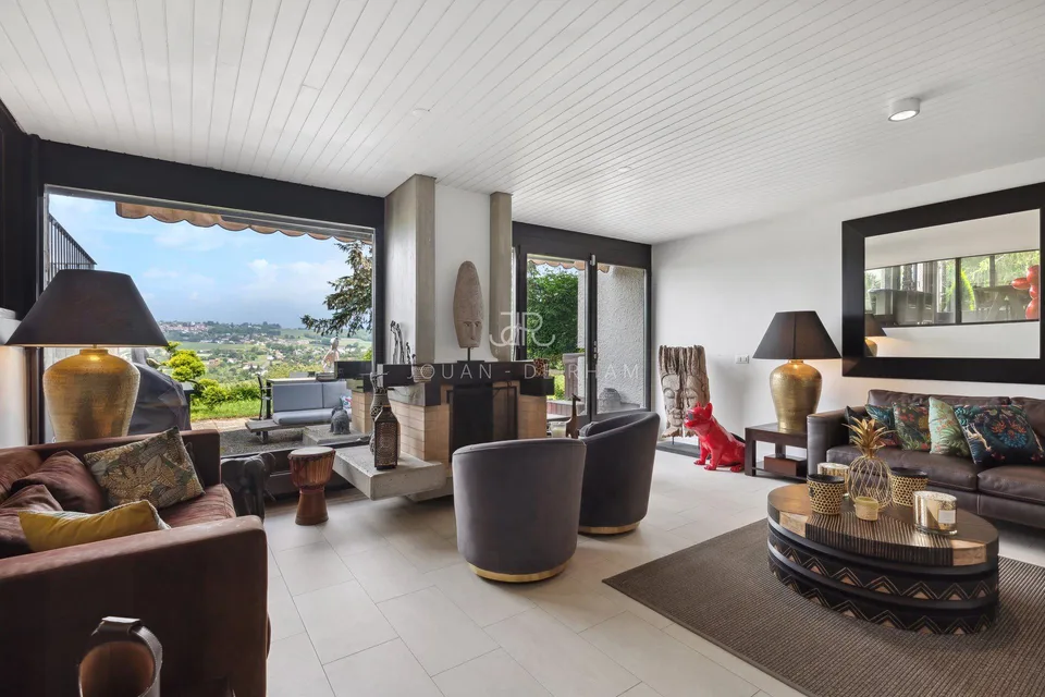 AVULLY: Beautiful renovated house with a view