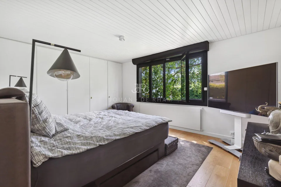 AVULLY: Magnificent renovated house with a view