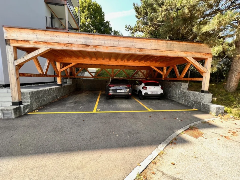 Außenparkplatz mit Überdachung