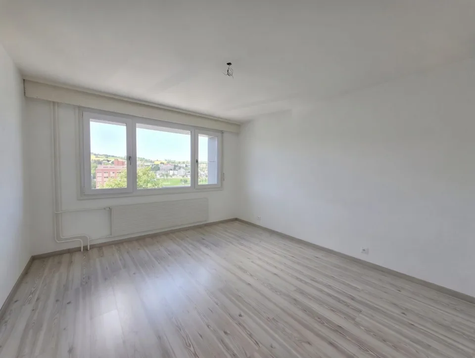 Appartamento da sogno di 4,5 stanze con vista sulla città, completamente ristrutturato