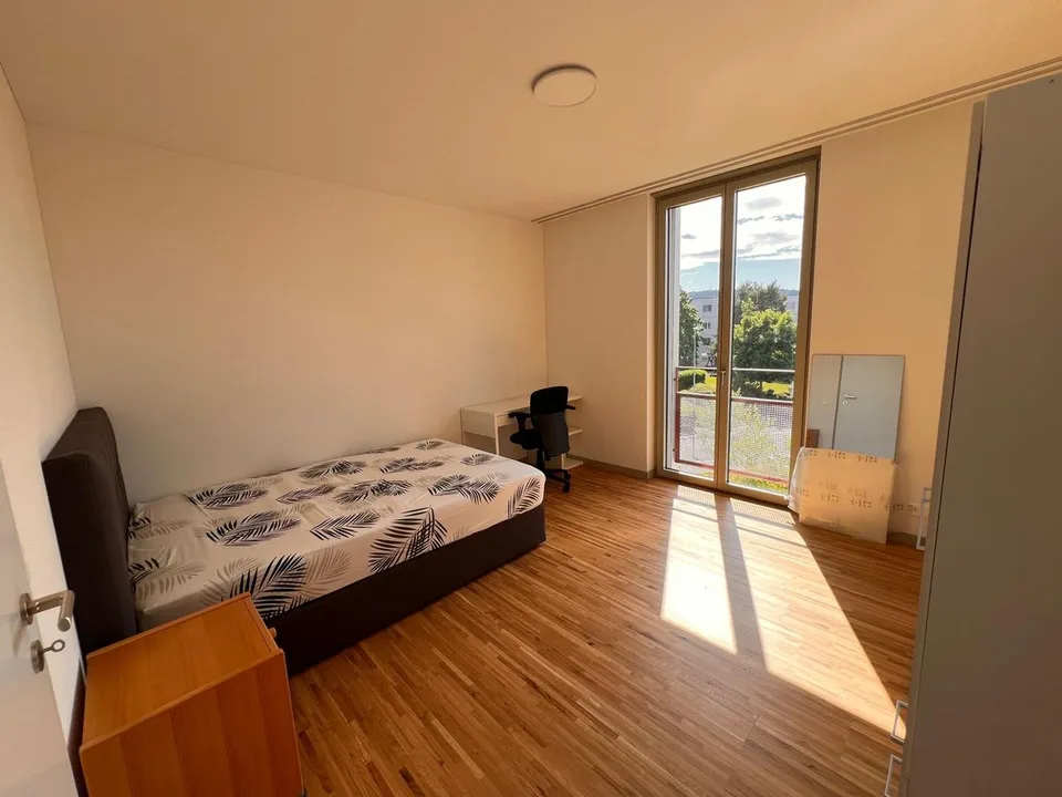 Helles, möbliertes Zimmer in moderner 3.5-Zimmer-Wohnung in Dübendorf
