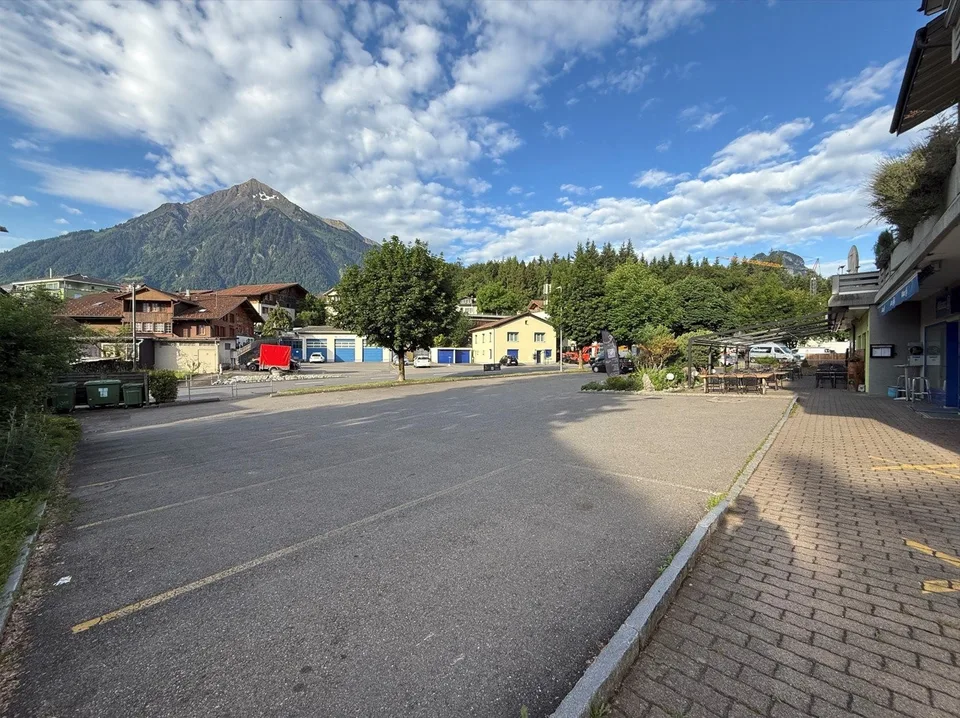 Attractive commercial, office or retail space on the ground floor (approx. 130m²)