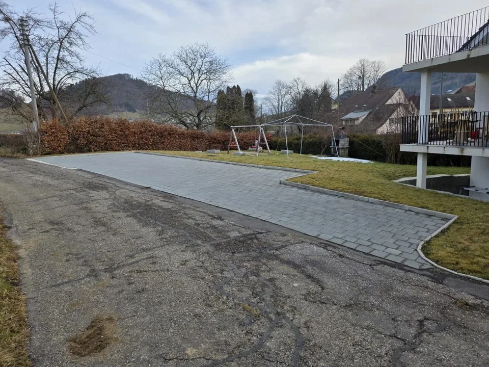 6 places de parking extérieures, neuves et de niveau