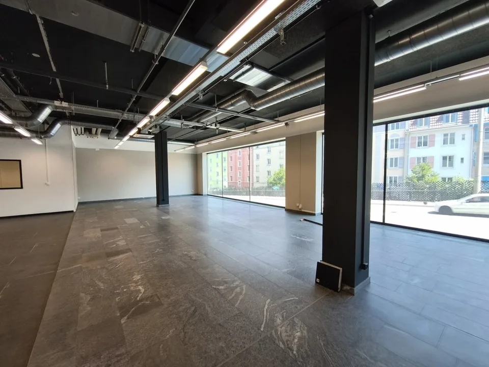 Spazio commerciale e di vendita attraente di 310 m2 nel Voltacenter