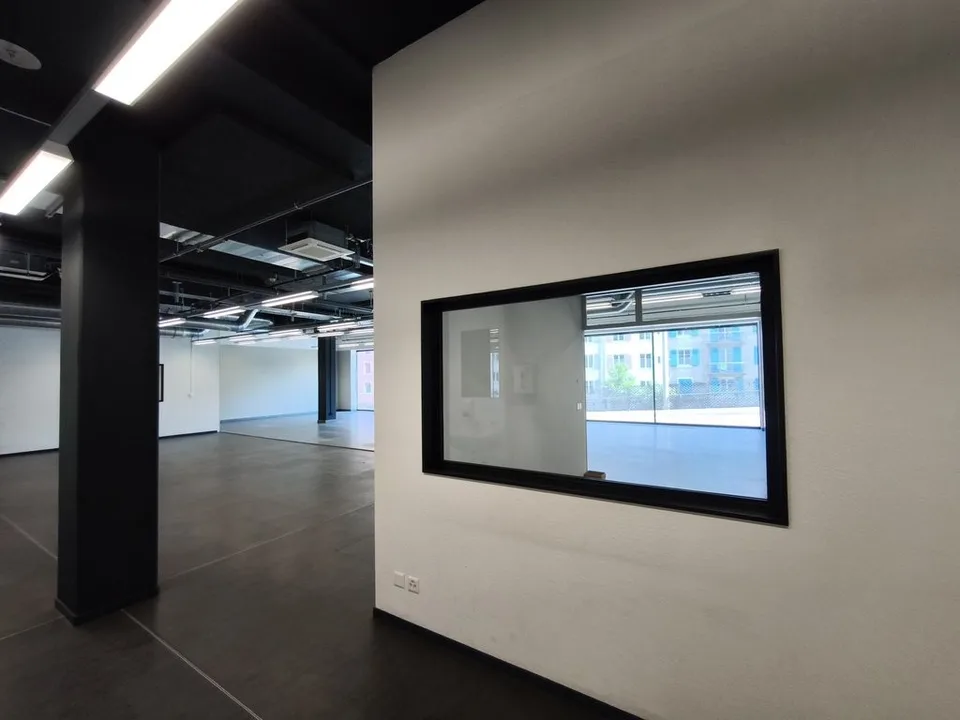 Spazio commerciale e di vendita attraente di 310 m2 nel Voltacenter