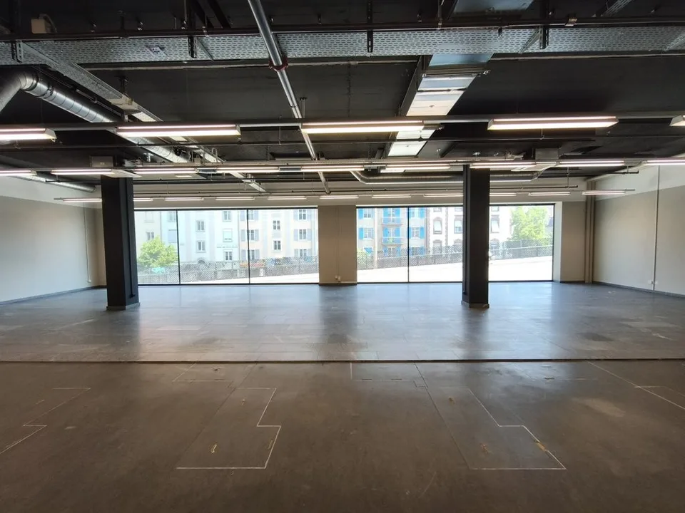 Spazio commerciale e di vendita attraente di 310 m2 nel Voltacenter