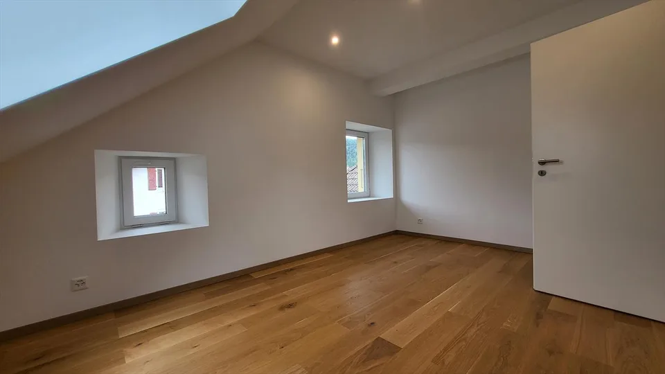 Charmante Wohnung unter dem Dach mit 2,5 Zimmern in Val-de-Travers – Foto 6 von 10