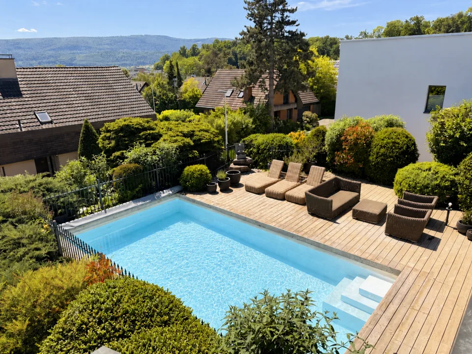 Exklusives Design-Einfamilienhaus mit Pool in Oberwil