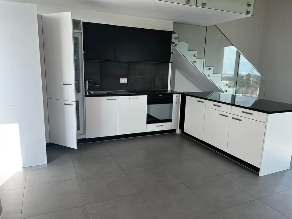 Wunderschöne, neuere Duplexwohnung mit 3,5 Zimmern und teilweisem Seeblick