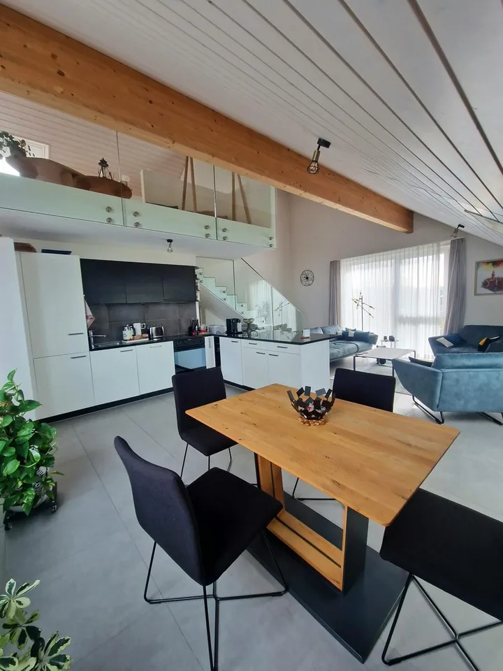 Wunderschöne, neuere Duplexwohnung mit 3,5 Zimmern und teilweisem Seeblick