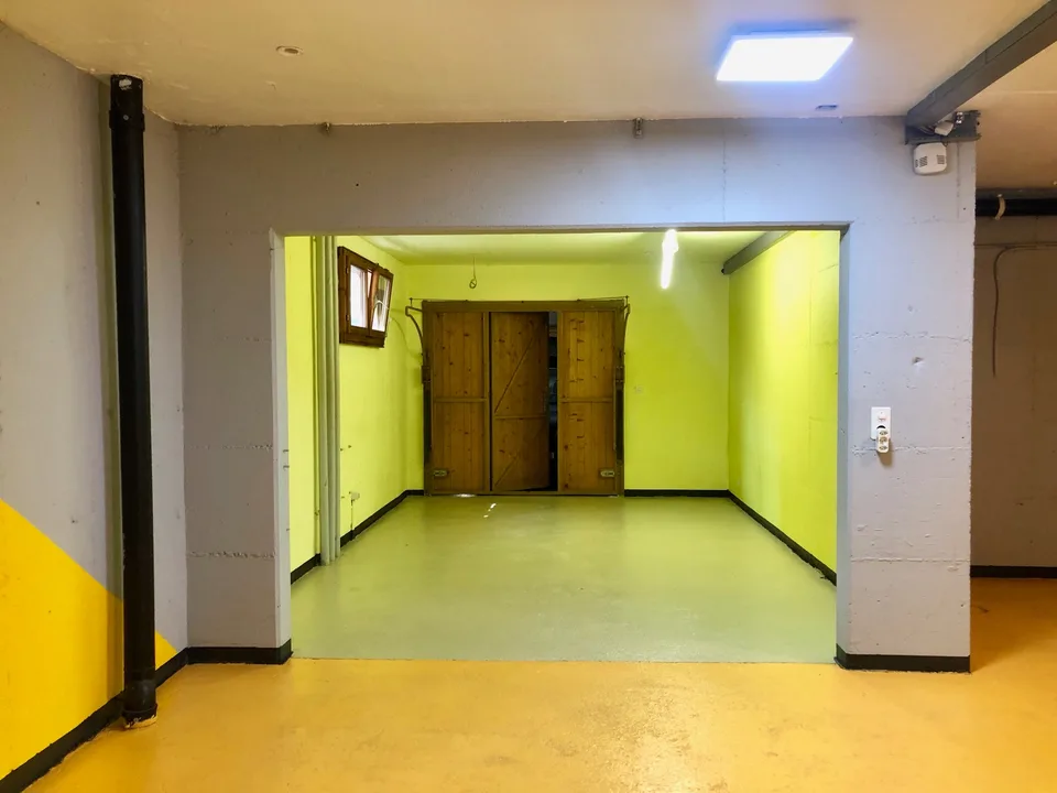 Sion, Stadtzentrum, Innenparkplatz mit Lagerraum