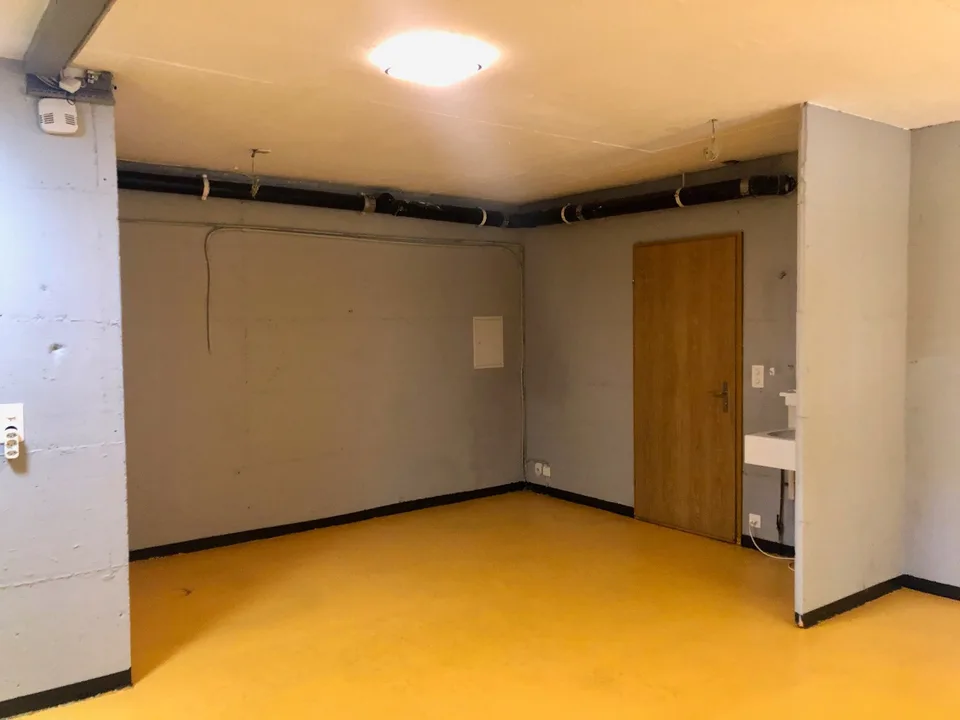 Sion, Stadtzentrum, Innenparkplatz mit Lagerraum
