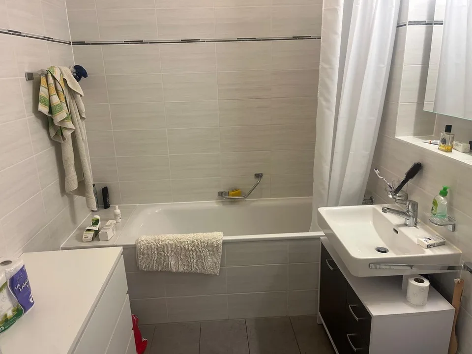 Stanza ammobiliata in condivisione con cucina