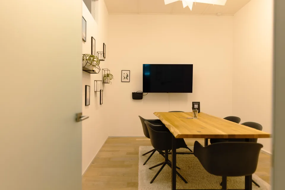 Ufficio spazioso e luminoso con carattere